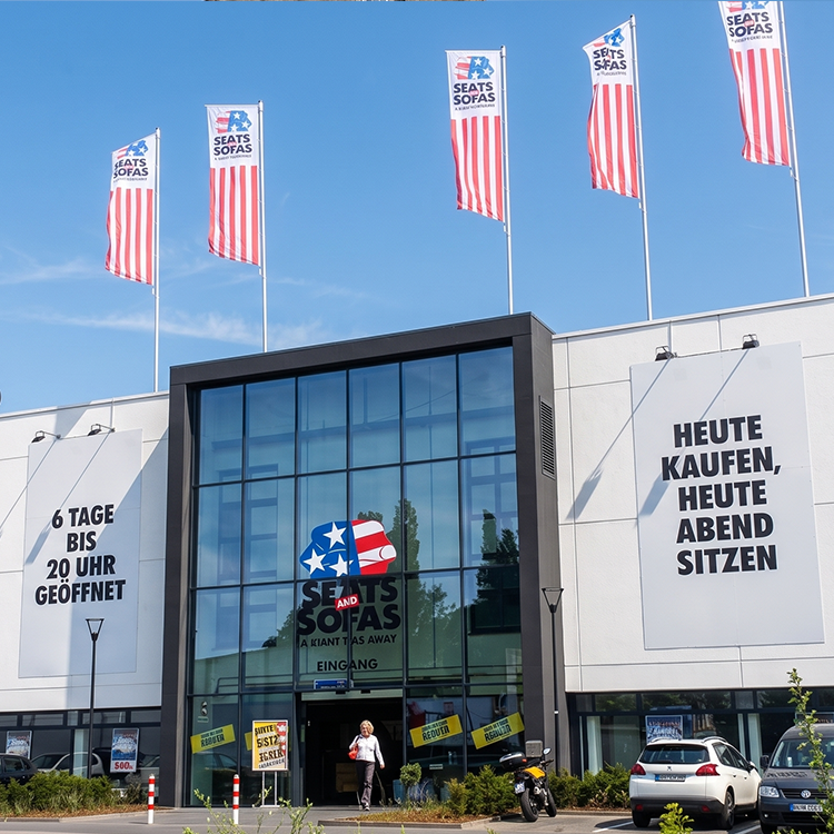 Zu sehen ist eine Handelsimmobilie in Bochum / Wattenscheid (NRW) mit einem Seats & Sofas Store; ein Referenzobjekt der Firma unimo real estate concepts